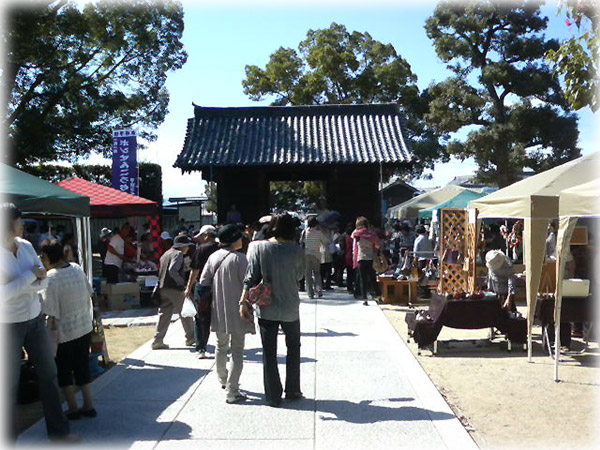 本山寺の「ひだまり市」1