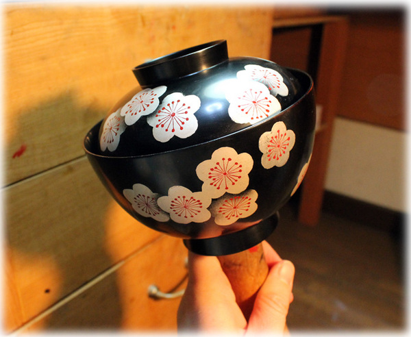 梅の花の蓋付き椀 黒1
